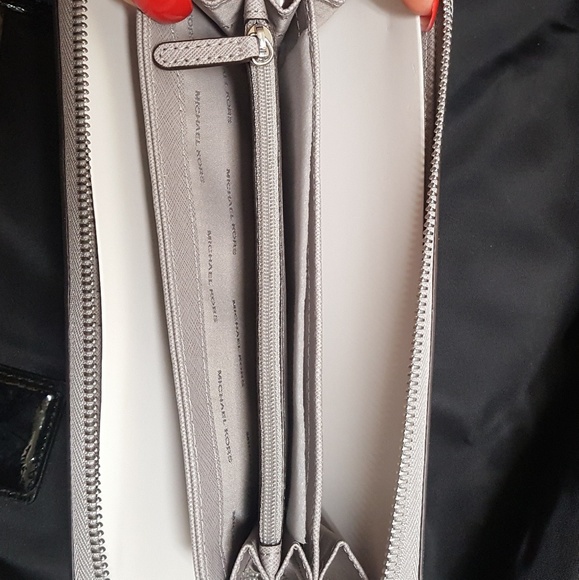 WILL SHIP TODAY Authentic NEW Micheal Kors zip around wallet - Picture 2 of 4